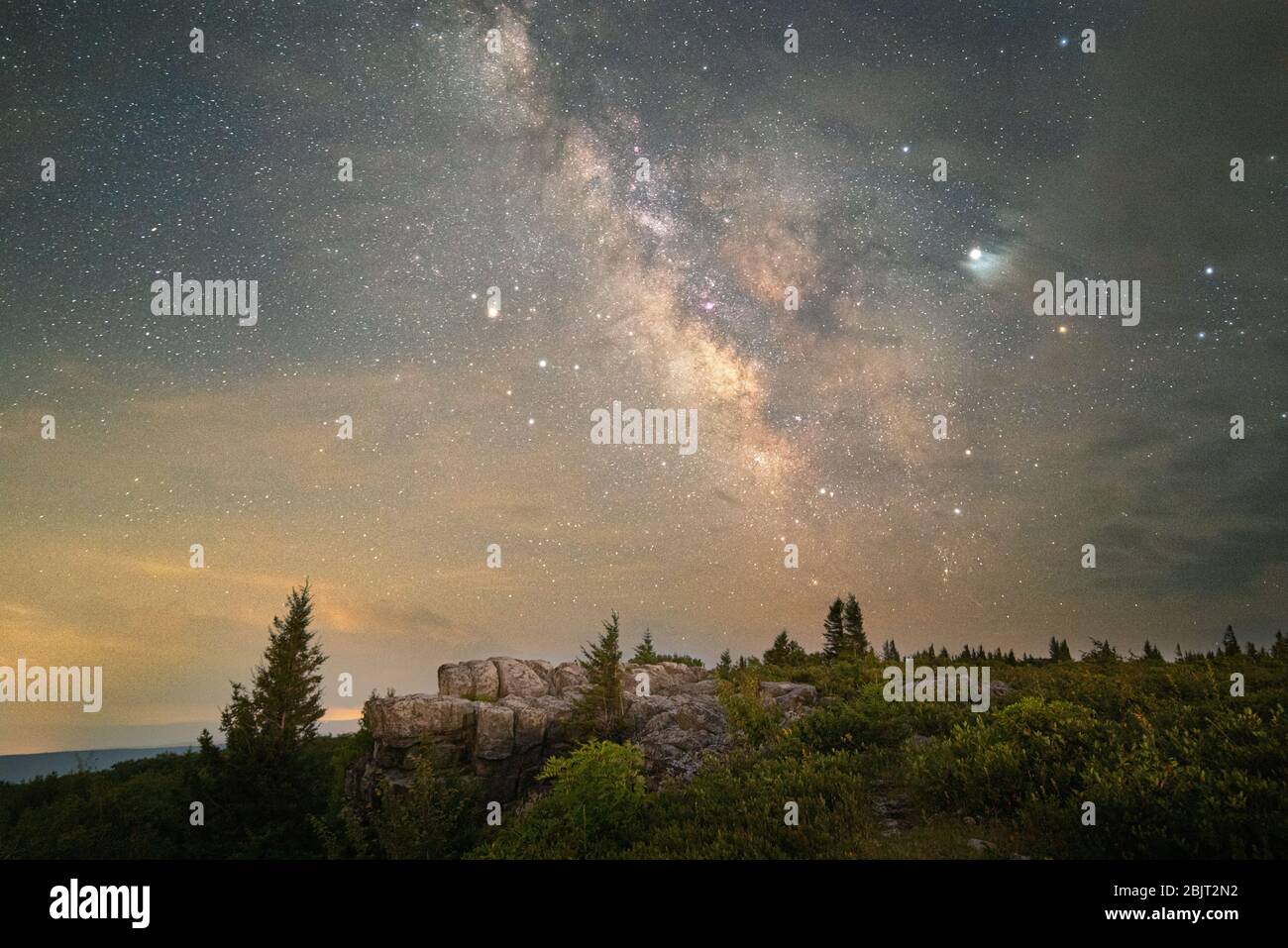 Il crepuscolo della sera tarda delinea forme familiari di affioramenti rocciosi e pini marcati mentre la Via Lattea si erge in vista sulle alte pianure di Dolly Sods Foto Stock