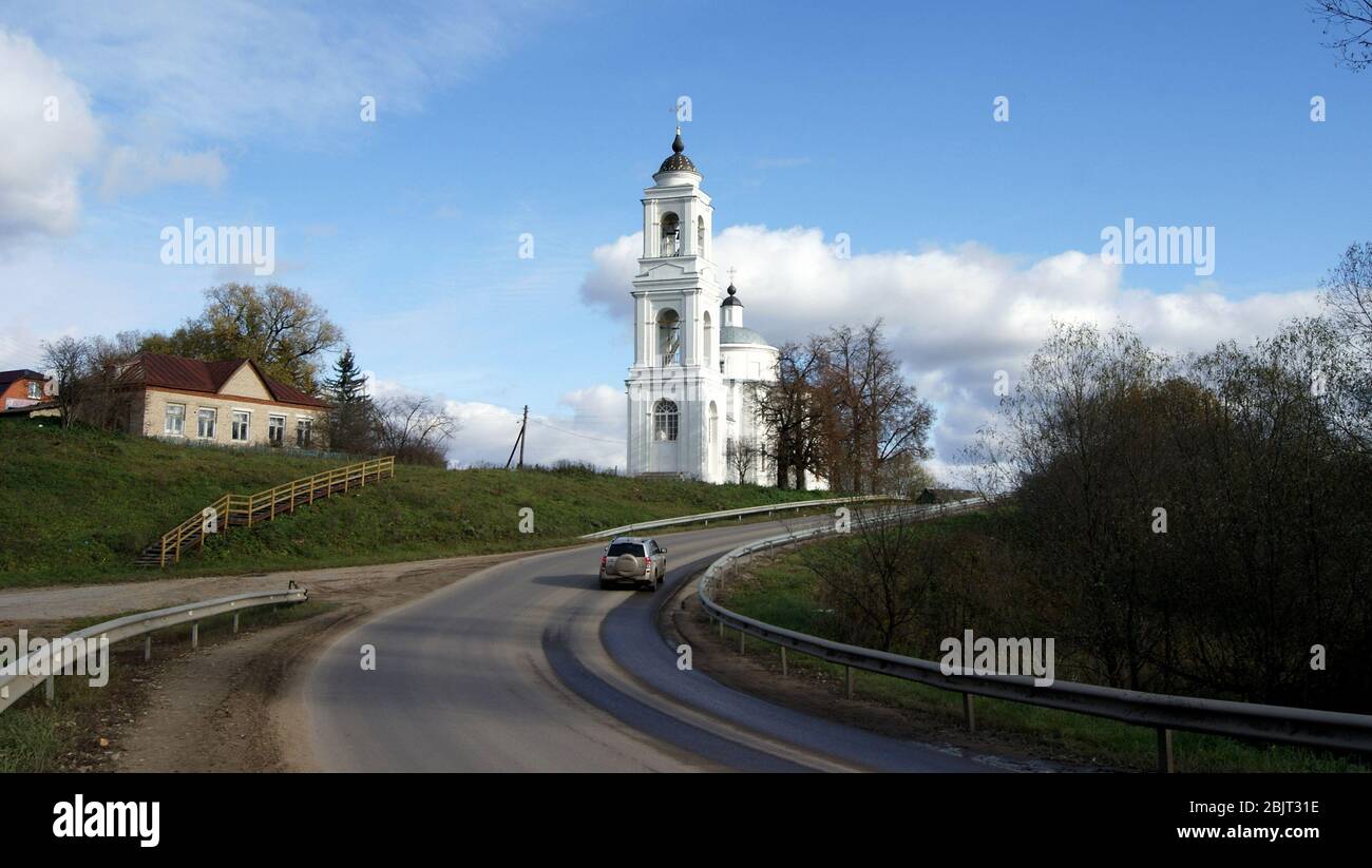 Giovanni Apostolo Chiesa di Kuzmishchevo, costruita in stile classico, fine del XVIII secolo, vicino Tarusa, Kaluga Oblast, Russia Foto Stock