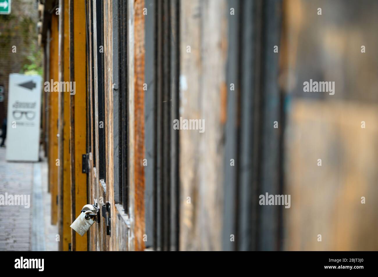 LONDRA - 30 SETTEMBRE 2019: Vecchie porte in legno lucchettate. Messa a fuoco poco profonda Foto Stock