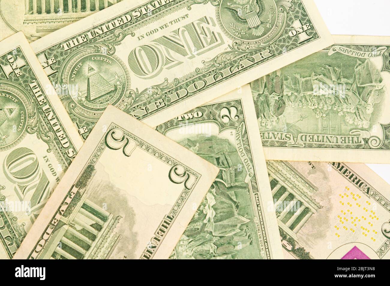 modello di una fattura di due e cinque dollari. primo piano Foto Stock