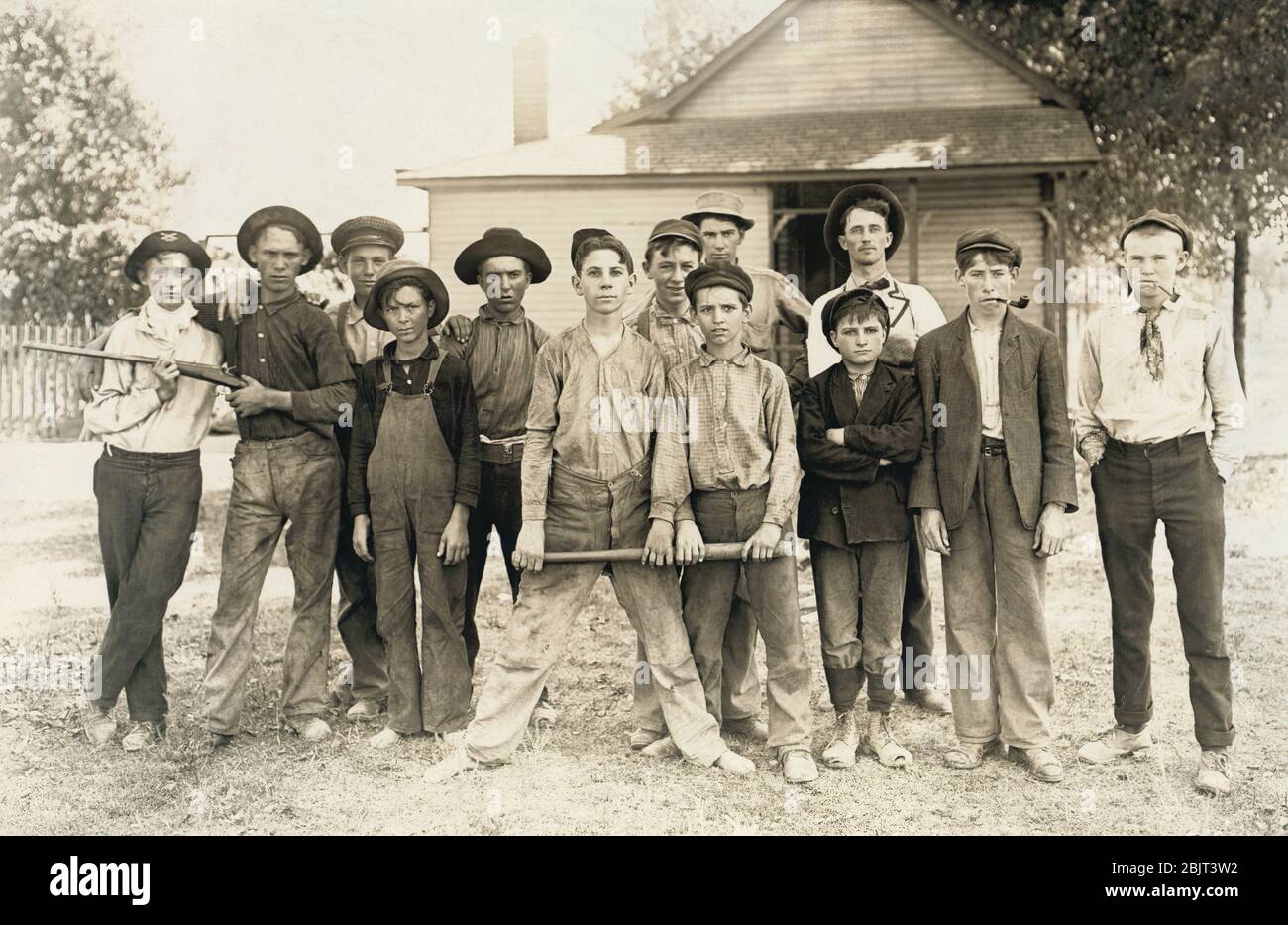 Fotografia che mostra un gruppo di giovani uomini a cavallo tra il XIX e XX secolo Foto Stock
