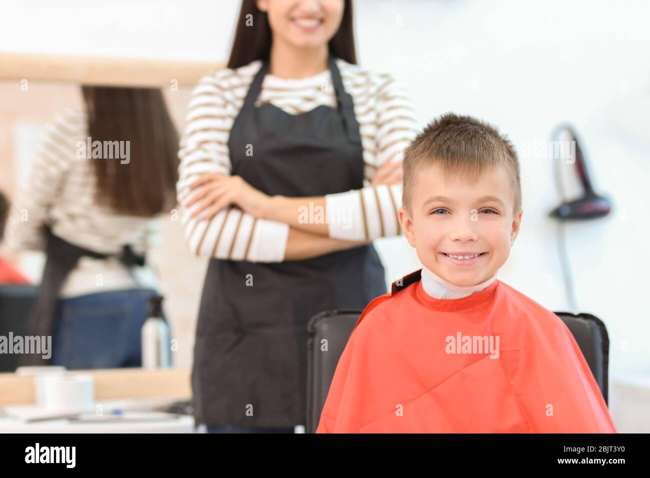 Carino piccolo ragazzo nel salone di parrucchiere Foto Stock