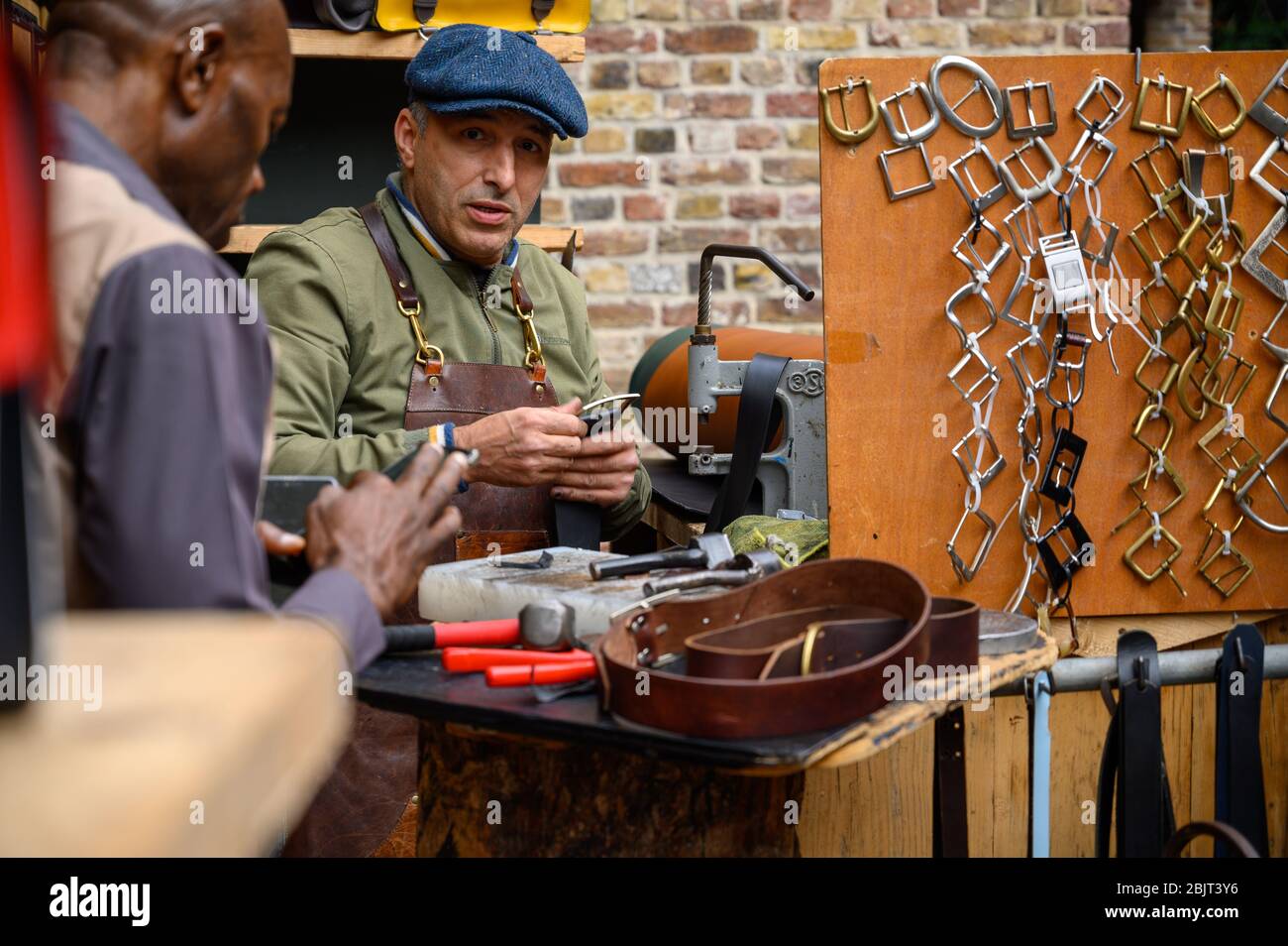 LONDRA - 30 SETTEMBRE 2019: Un lavoratore e i suoi utensili in una stalla di mercato in Camden Lock Markets Foto Stock
