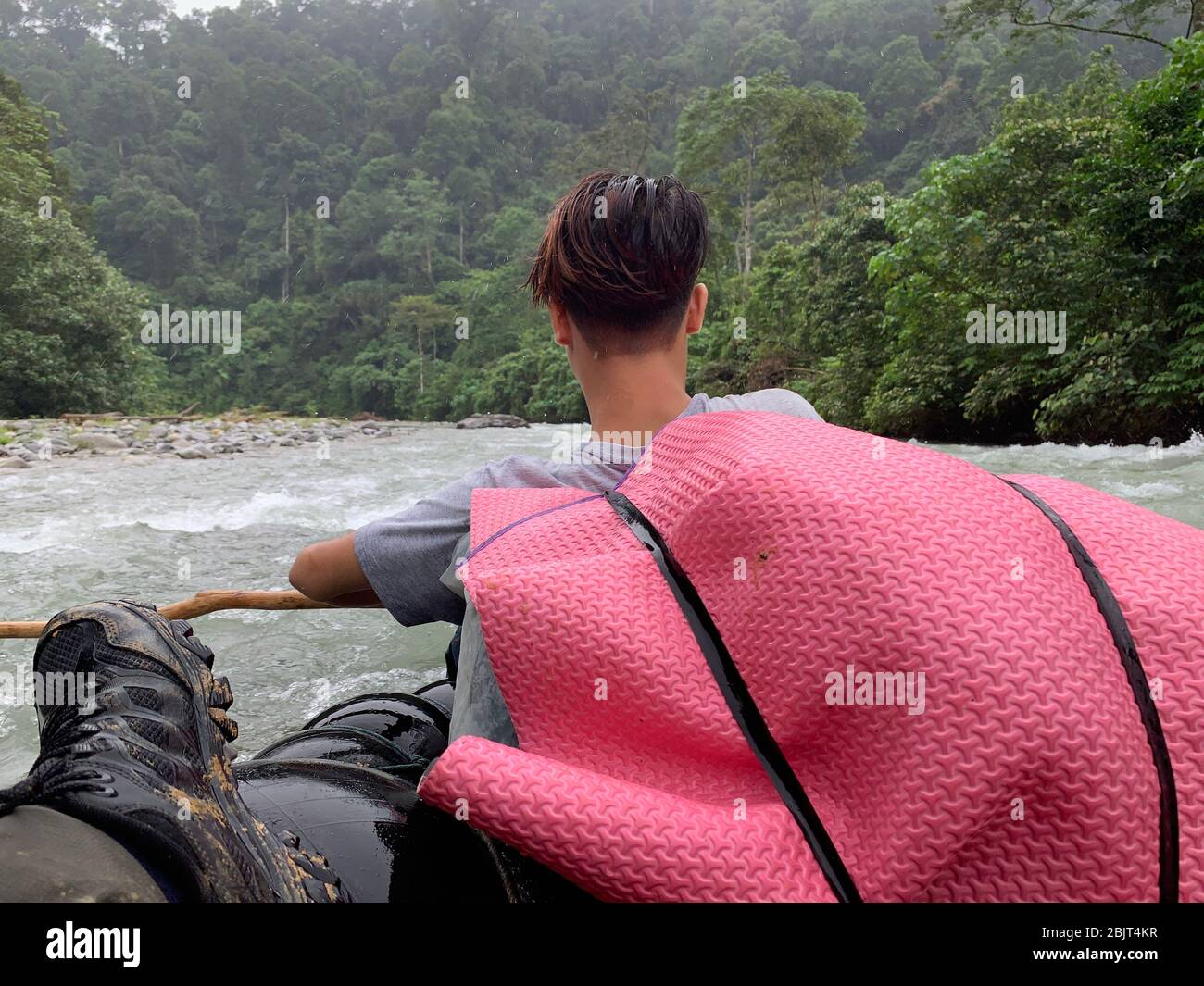 Rafting sulle rapide nel fiume nel Parco Nazionale di Bukit Lawang, Sumatra, Indonesia Foto Stock