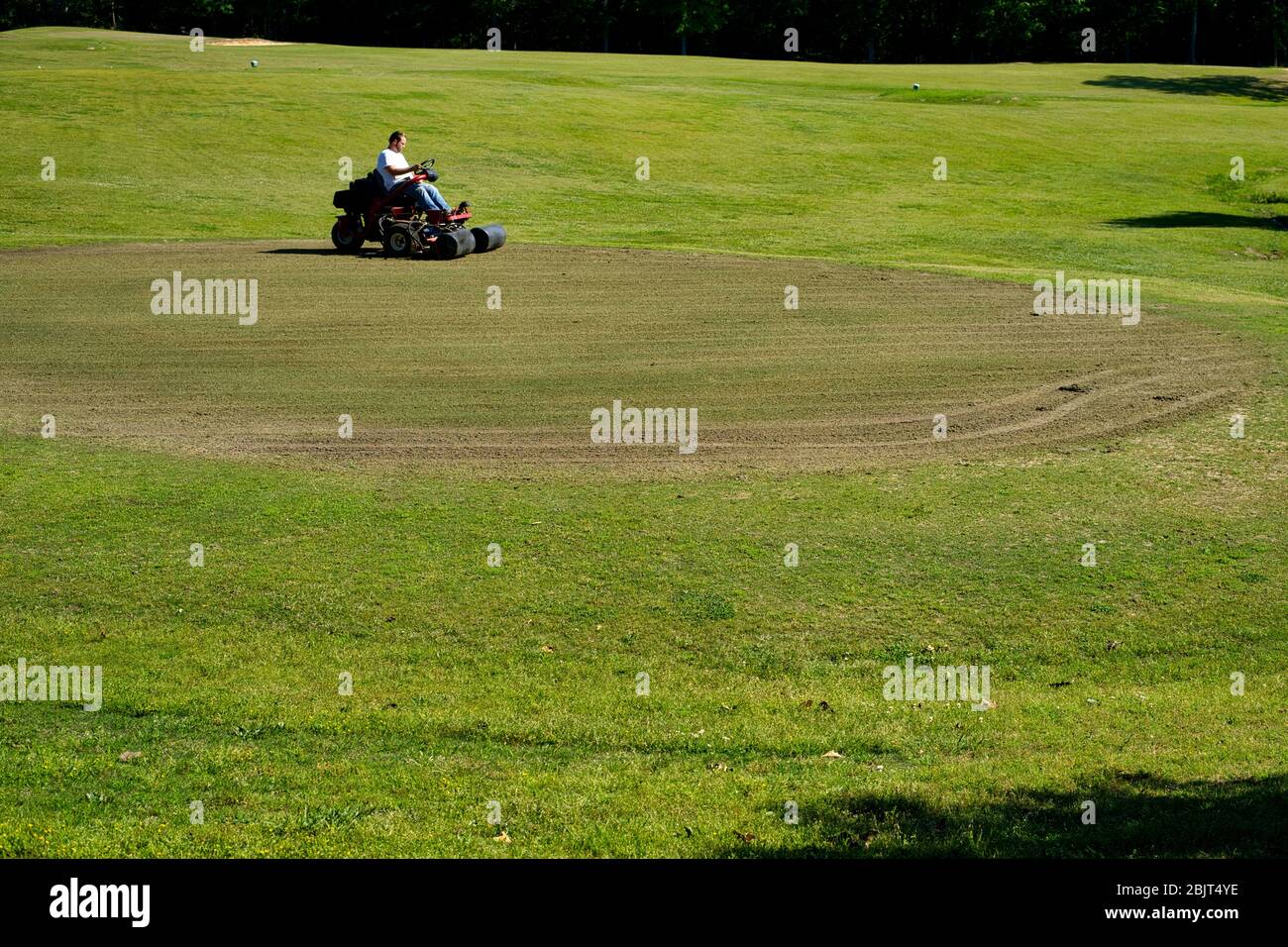 Il virus corona non ha rallentato il lavoro all'Oak Hill Country Club di Sulligent, Alabama. Il campo locale è pronto e pronto per giocare. Foto Stock