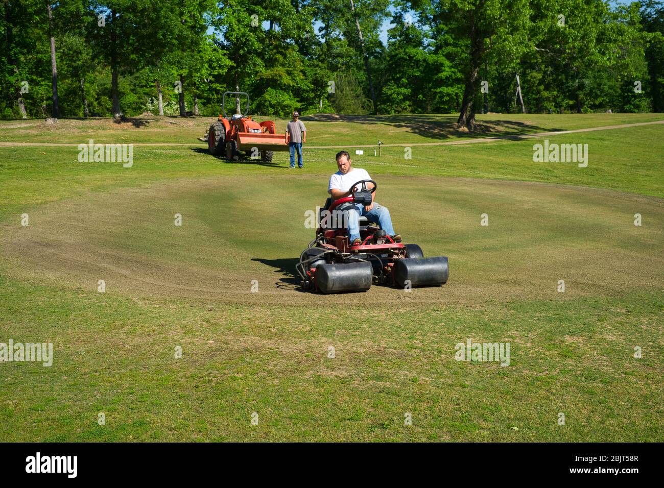 Il virus corona non ha rallentato il lavoro all'Oak Hill Country Club di Sulligent, Alabama. Il campo locale è pronto e pronto per giocare. Foto Stock