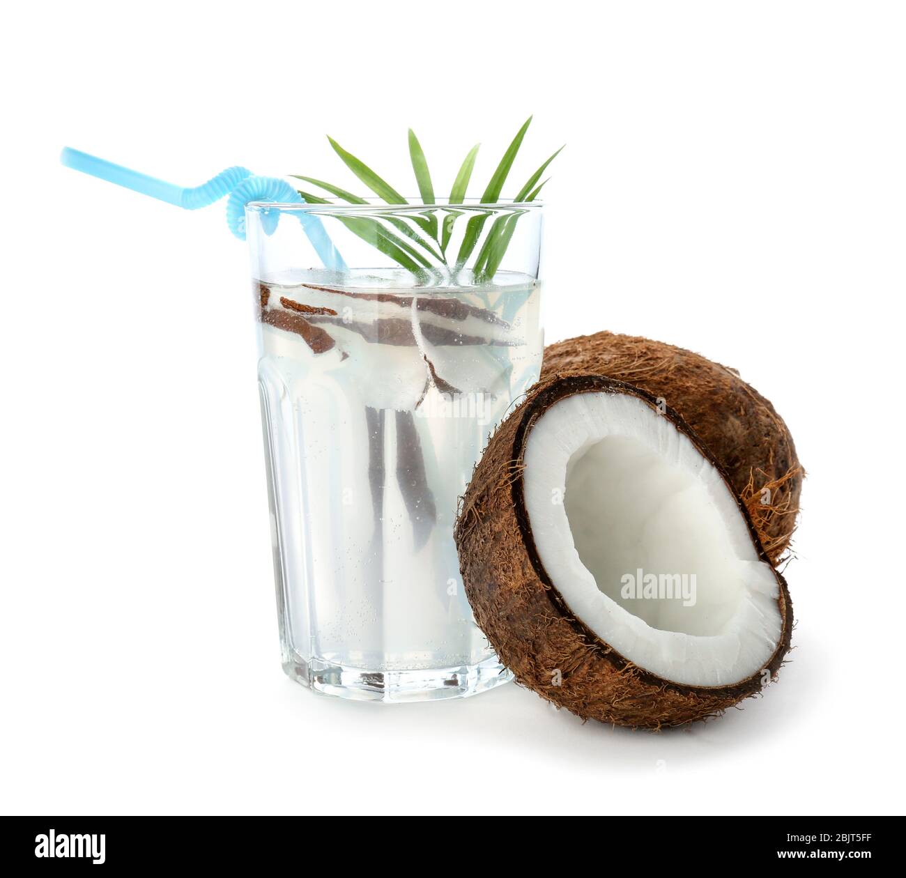 Bicchiere di acqua di cocco con noci su sfondo bianco Foto stock - Alamy