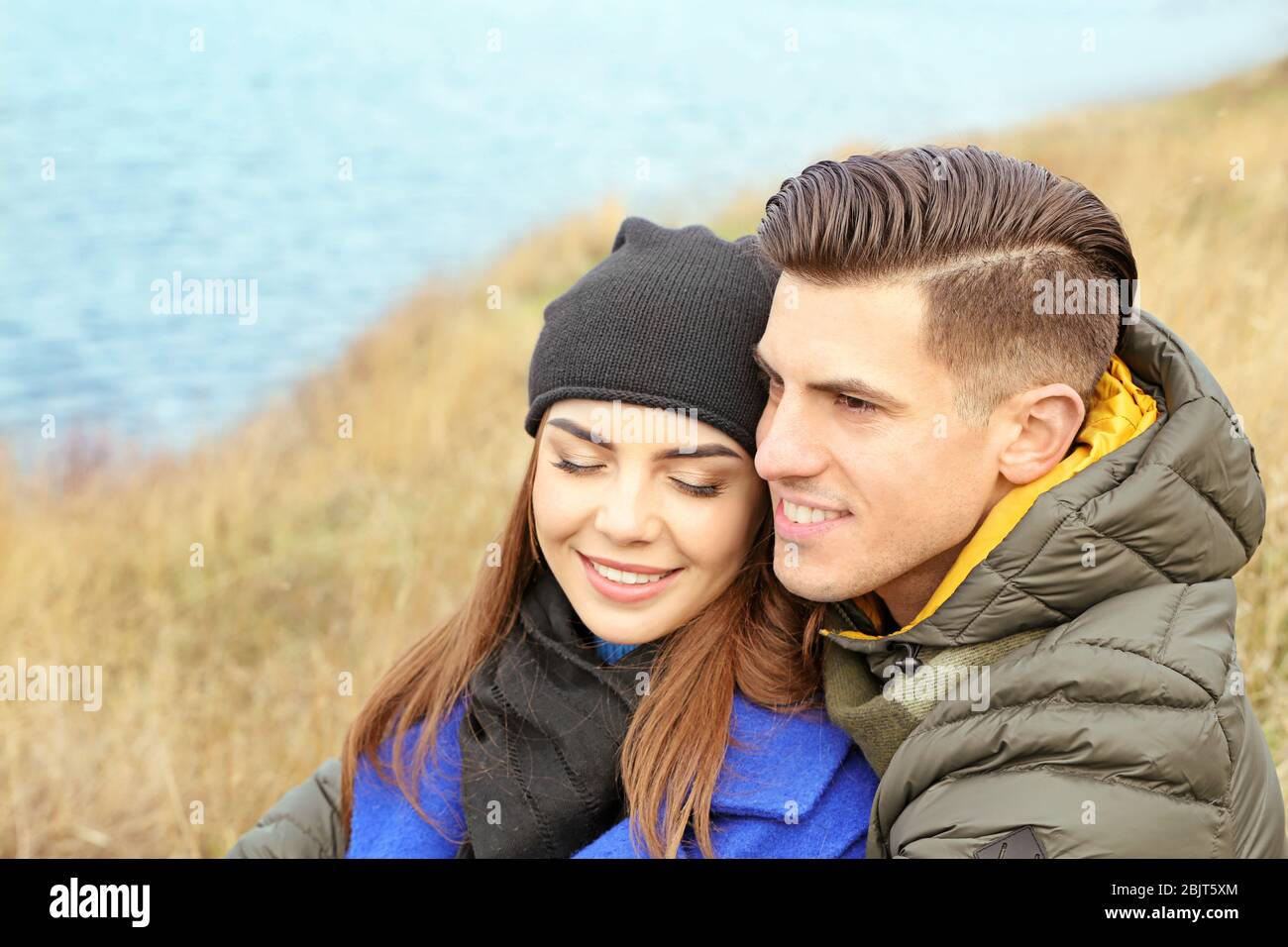 Bella coppia in abiti caldi all'aperto Foto Stock