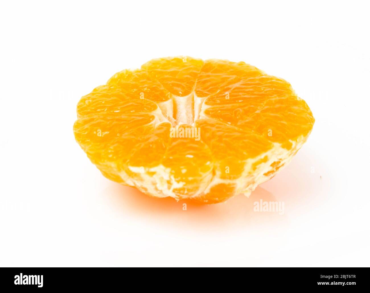 Mezza mandarino arancione tagliato a metà su fondo bianco Foto Stock