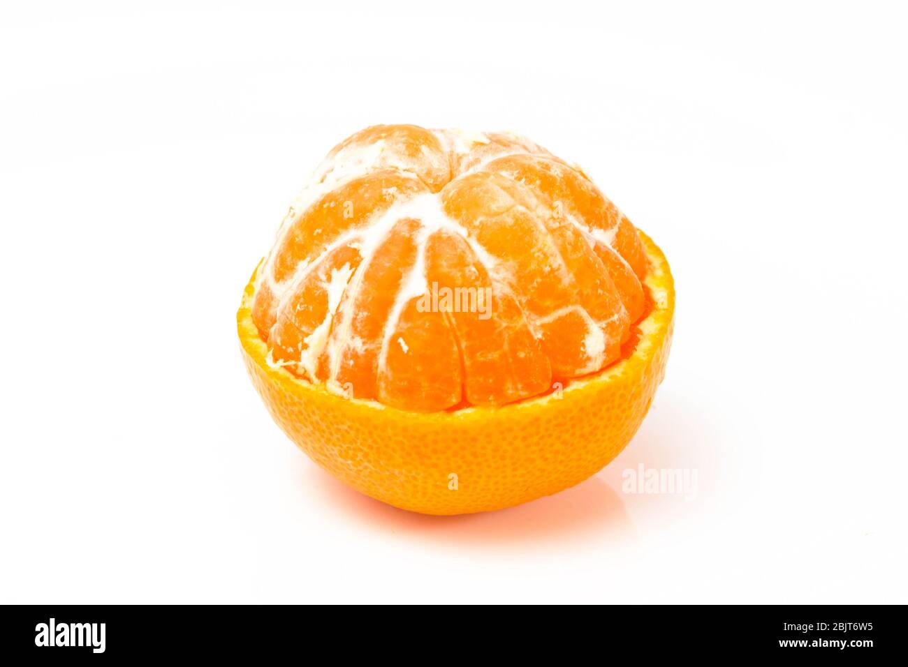 Mezza mandarino arancione tagliato a metà su fondo bianco Foto Stock