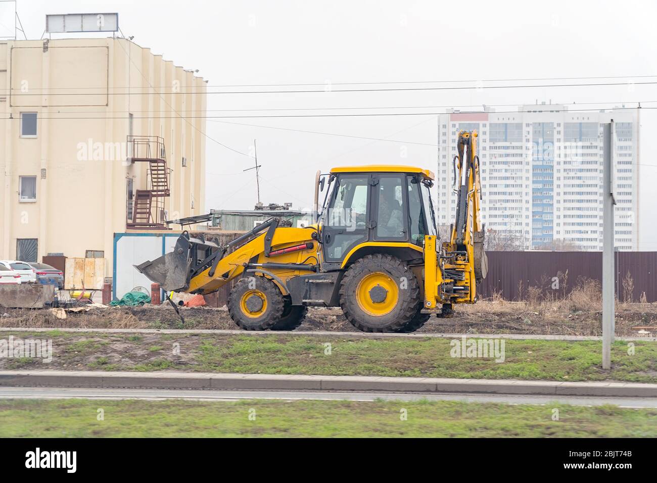 Samara, Russia - 10 novembre 2019: Trattore giallo su una strada cittadina Foto Stock