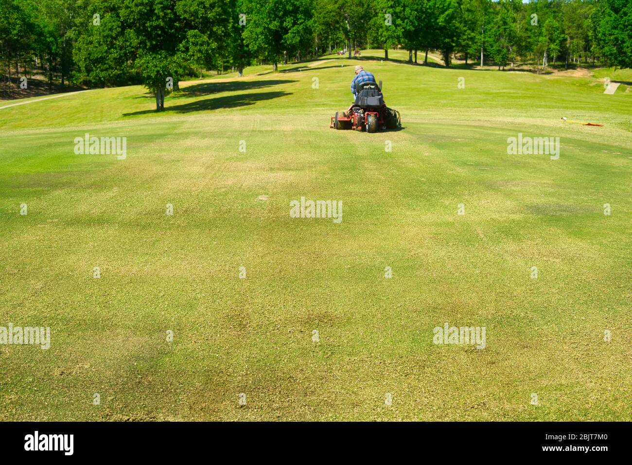 Il virus corona non ha rallentato il lavoro all'Oak Hill Country Club di Sulligent, Alabama. Il campo locale è pronto e pronto per giocare. Foto Stock