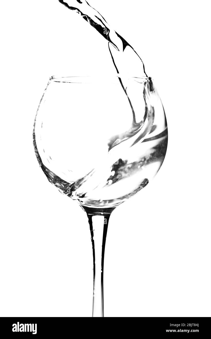 un bicchiere di vino viene versato da un flusso d'acqua su fondo bianco Foto Stock
