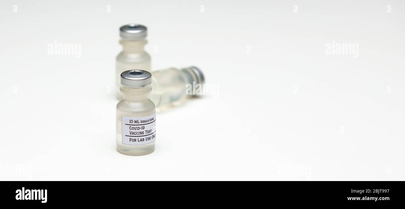 Un paio di flaconcini di vaccino di prova Covid-19 isolati su fondo bianco. Foto Stock