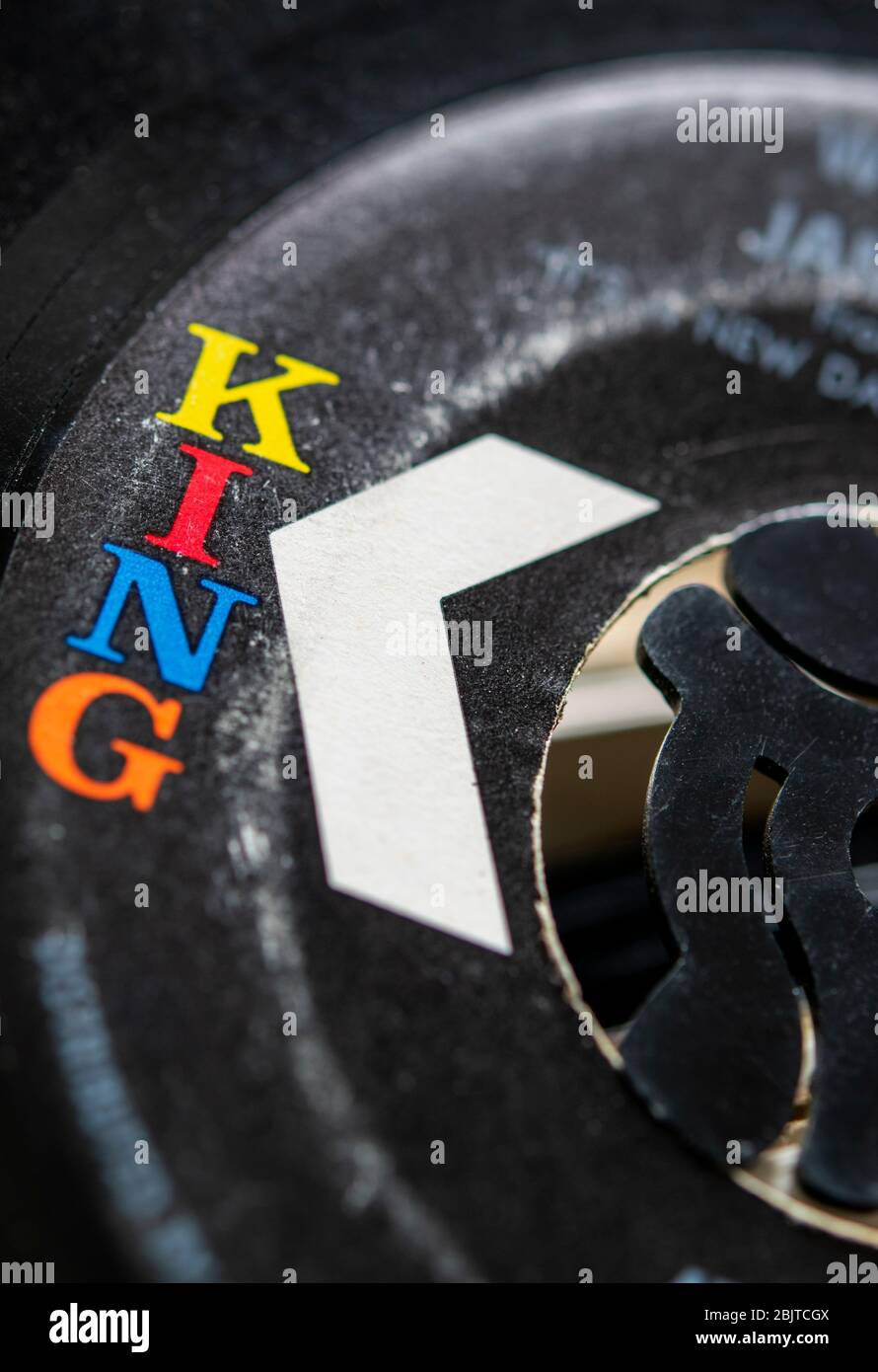 Primo piano dell'iconico logo King Label su un disco da sette pollici degli anni '70 Foto Stock