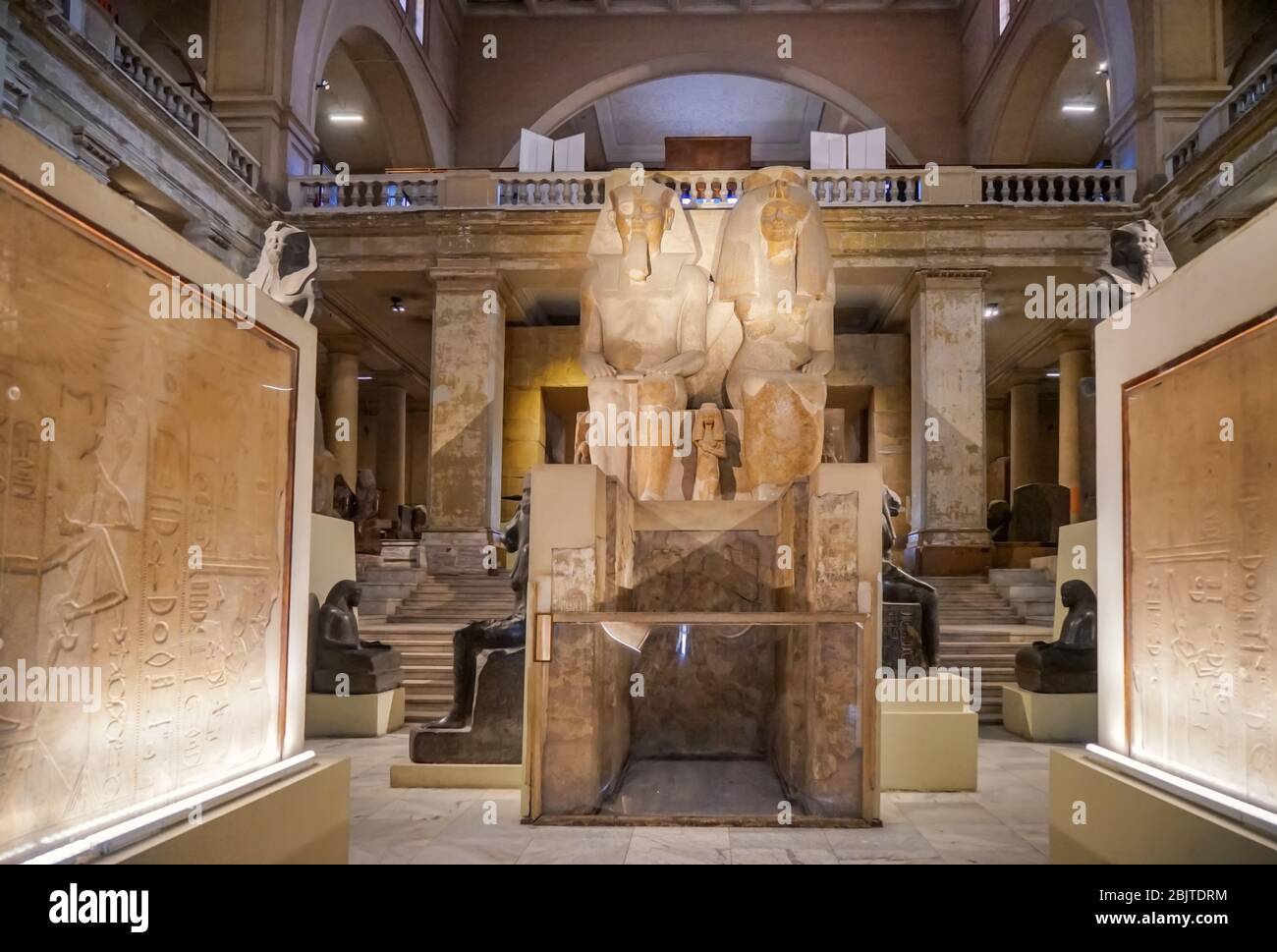 CAIRO, EGITTO - 19 NOVEMBRE 2017: Statue monumentali di Amenhotep III e la regina Tiye nel Museo delle Antichità Egizie Foto Stock
