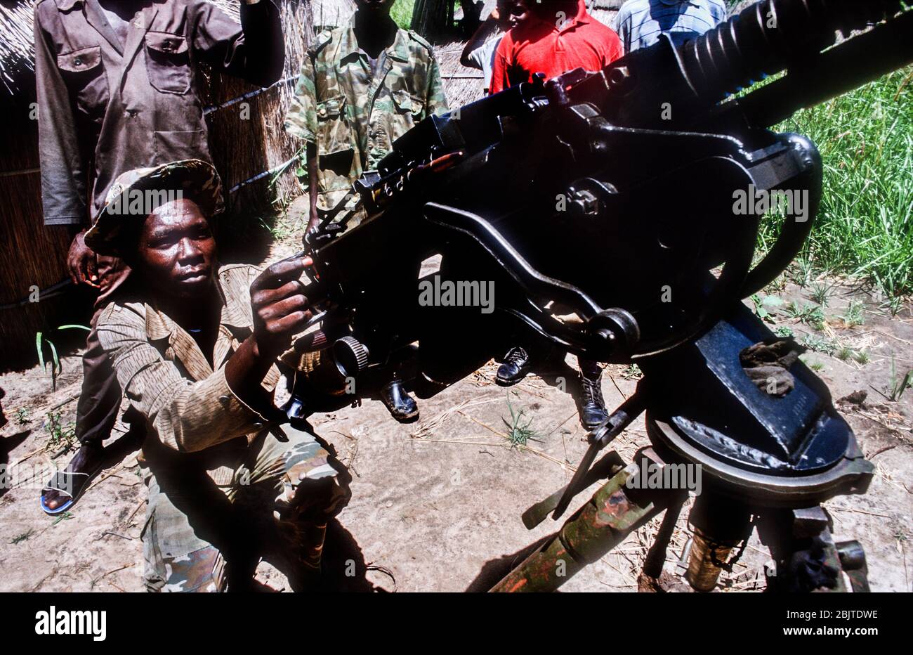 Sudan il soldato dell'esercito di Liberazione popolare con armi antiaeree utilizzato per respingere gli attacchi da aerei bombardieri sudanesi del Nord in un villaggio vicino a Yei, Repubblica del Sud Sudan, Africa Foto Stock