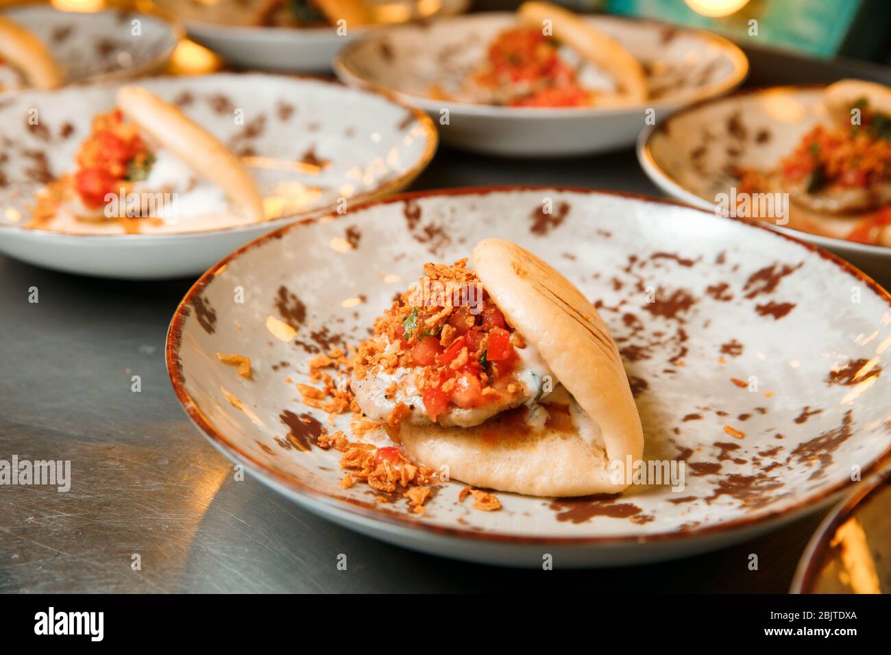 Kebab al vapore con rotan in un panino. Il piatto si trova in una piastra rotonda. Pronto a servire. Foto Stock