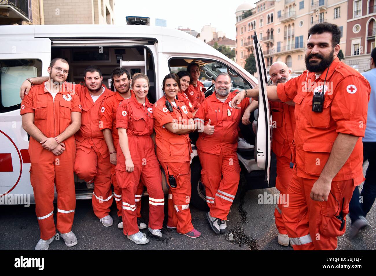 Croce Rossa libanese in servizio durante le proteste antigovernative dell'ottobre 2019 a Beirut, in Libano. Foto Stock