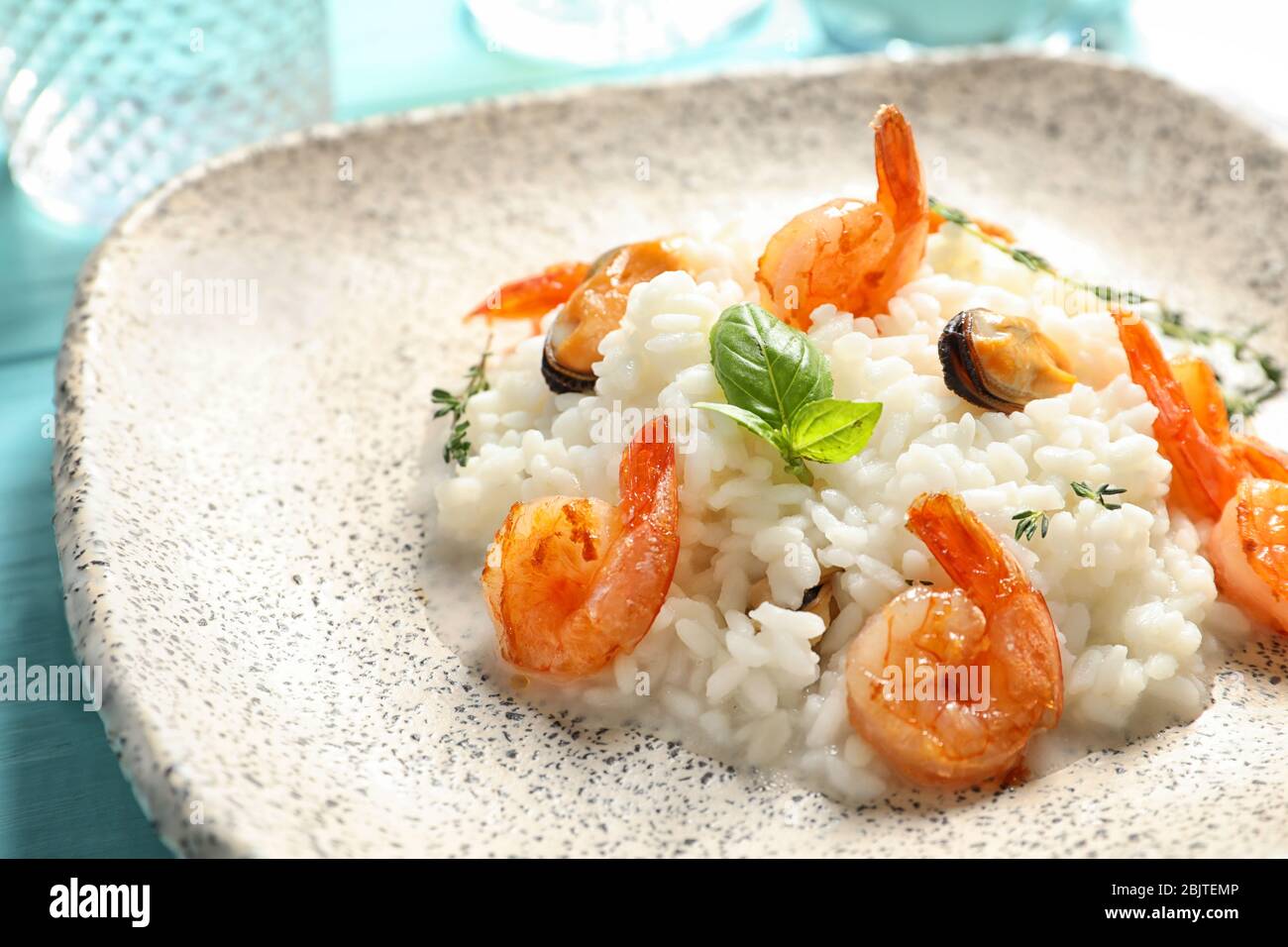 Piatto con gustoso risotto di pesce, primo piano Foto Stock