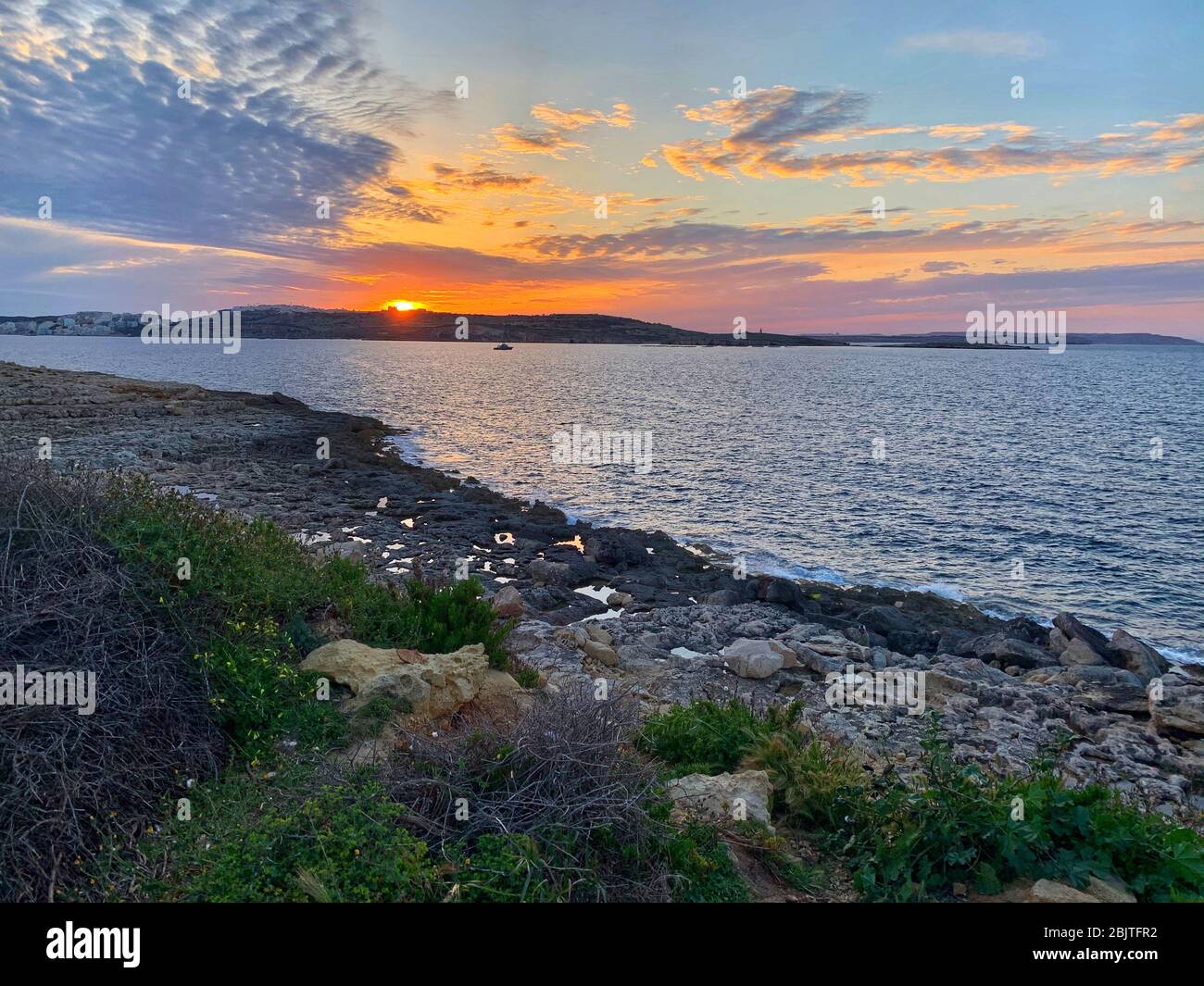 Tramonto colorfull a Saint Pauls Bay, Malta Foto Stock