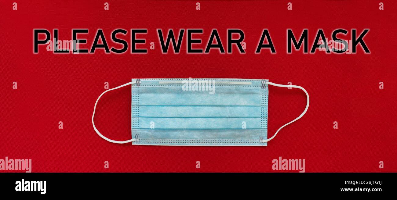 Si prega di indossare un banner con maschera facciale con maschera obbligatoria e messaggio di testo. Foto Stock