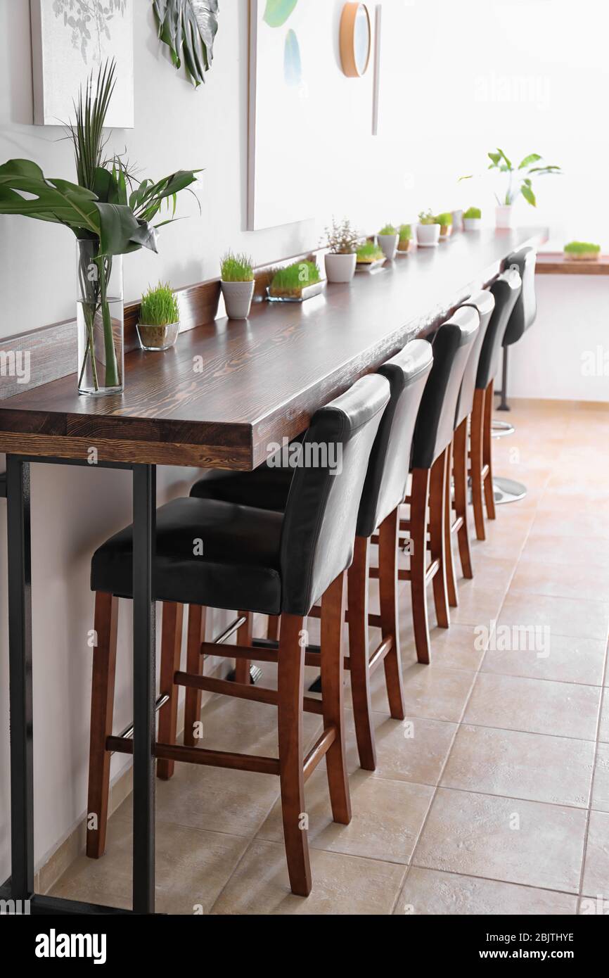 Interni moderni con bancone e sedie in legno Foto Stock