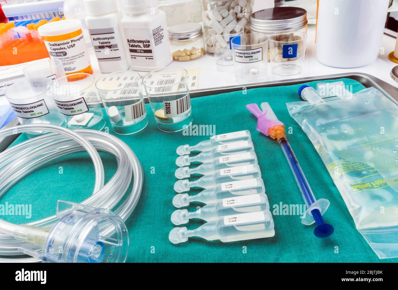 Diversi farmaci preparati per le persone colpite dal virus Covid-19, immagine concettuale, contenitori generici di farmaci senza marchio e codici a barre ipotetici Foto Stock