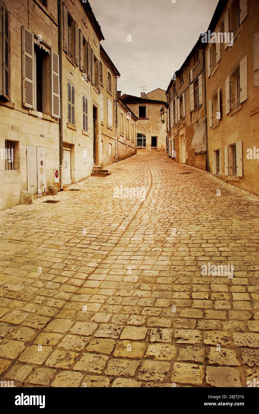 Cognac Old Town acciottolato Street, Cognac, Charente, Francia Foto Stock