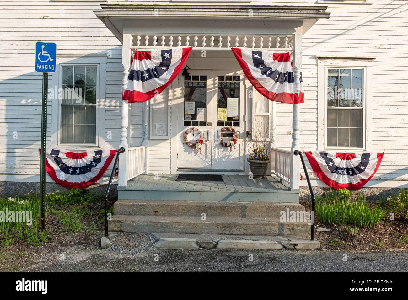 Il Phillipston, Massachusetts Town Hall decorato patriotticamente Foto Stock