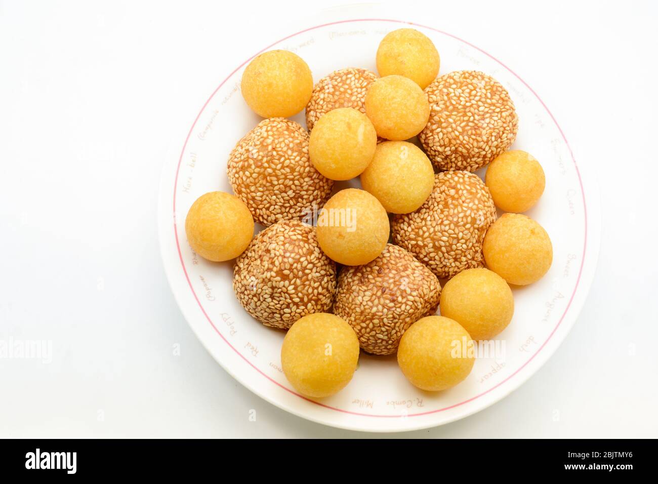 Palla di sesamo fritta con pasta di zucca Foto Stock