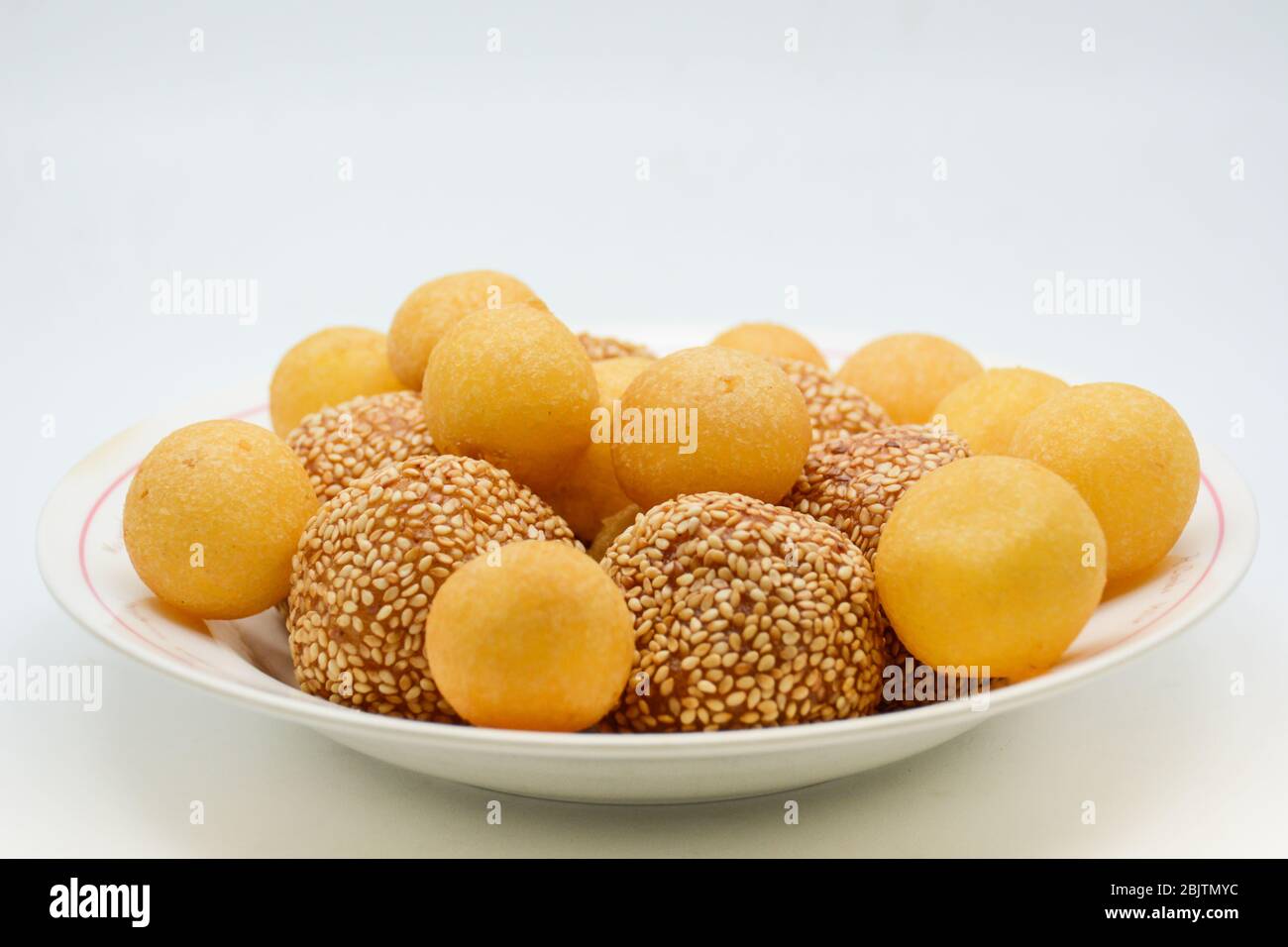 Palla di sesamo fritta con pasta di zucca Foto Stock