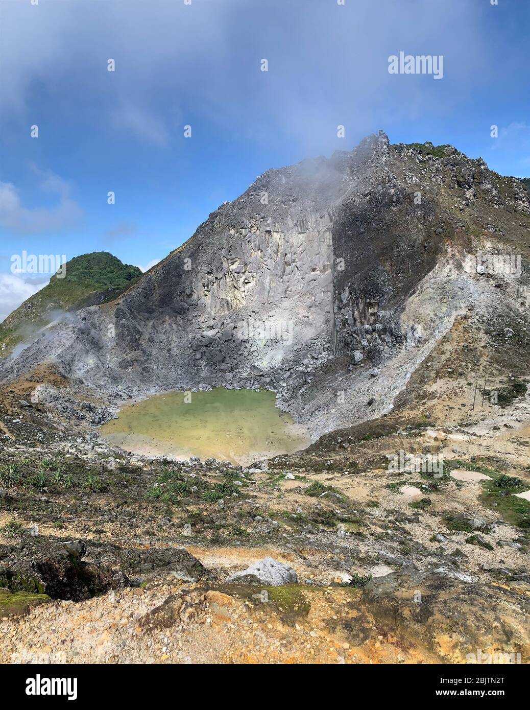 La vista del vulcano Sibayak sull'isola di Sumatra, Indonesia Foto Stock