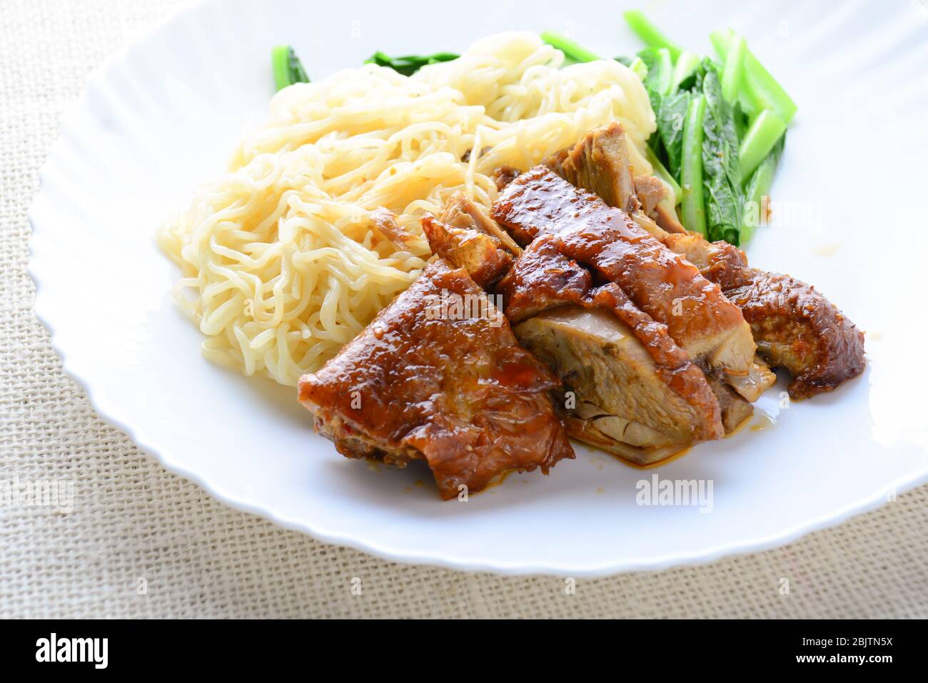 Anatra arrosto con noodle all'uovo Foto Stock