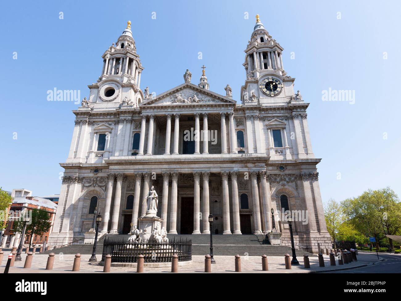 Esterno facciata frontale mostra esterno / esterno della Cattedrale di Saint Pauls, Londra EC4, Regno Unito. La faccia occidentale è mostrata durante il pomeriggio, senza persone. (118) Foto Stock