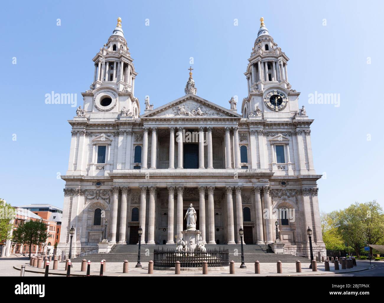 Esterno facciata frontale mostra esterno / esterno della Cattedrale di Saint Pauls, Londra EC4, Regno Unito. La faccia occidentale è mostrata durante il pomeriggio, senza persone. (118) Foto Stock