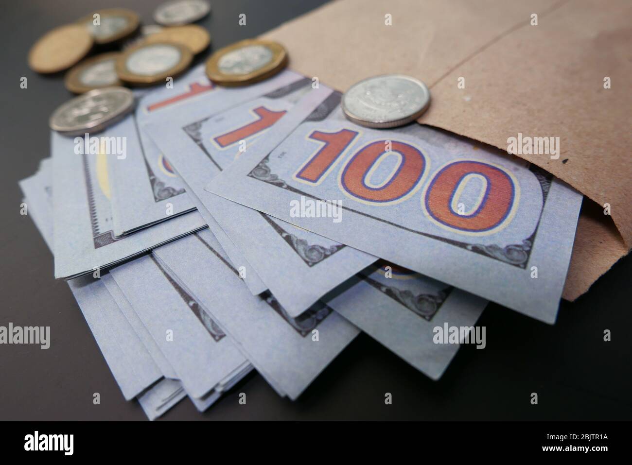 Primo piano di 100 dollari in contanti in busta. Foto Stock