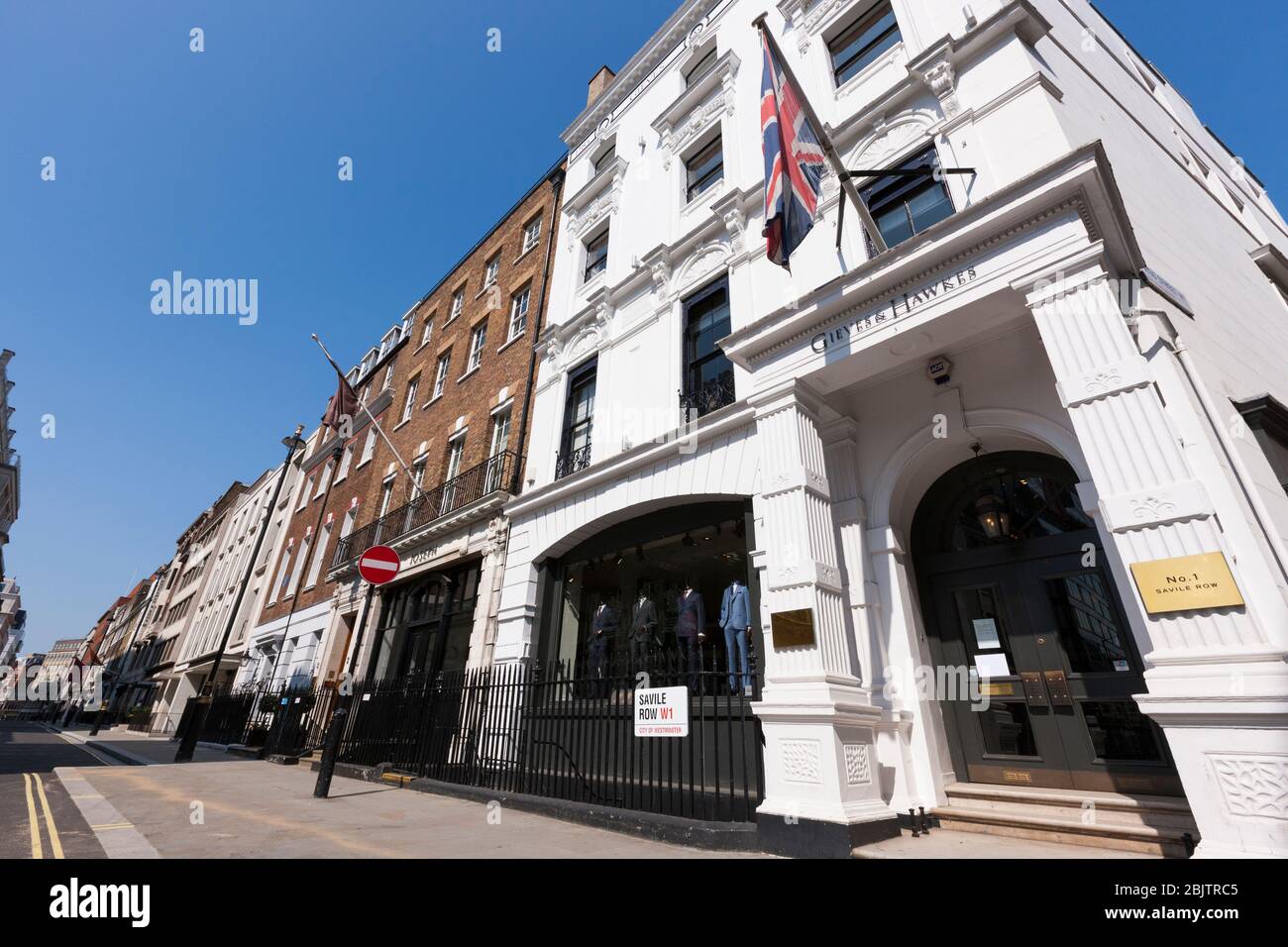 Gieves & Hawkes - negozio di sartoria/sartoria per gentiluomini davanti e vetrina al numero 1, Savile Row, Londra, Regno Unito. Il cartello stradale di Westminster è attaccato alle ringhiere. (118) Foto Stock