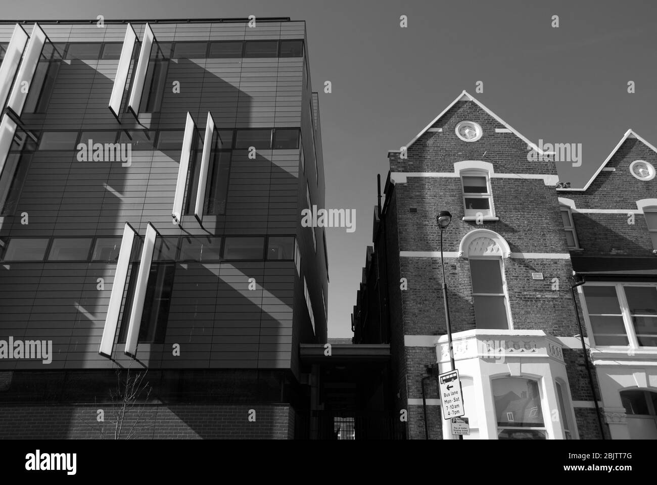 Pannelli in terracotta Solar Shades Windows Fins Latymer Upper School, King Street, Hammersmith, London W6 Van Heyningen & Haward Architects Foto Stock