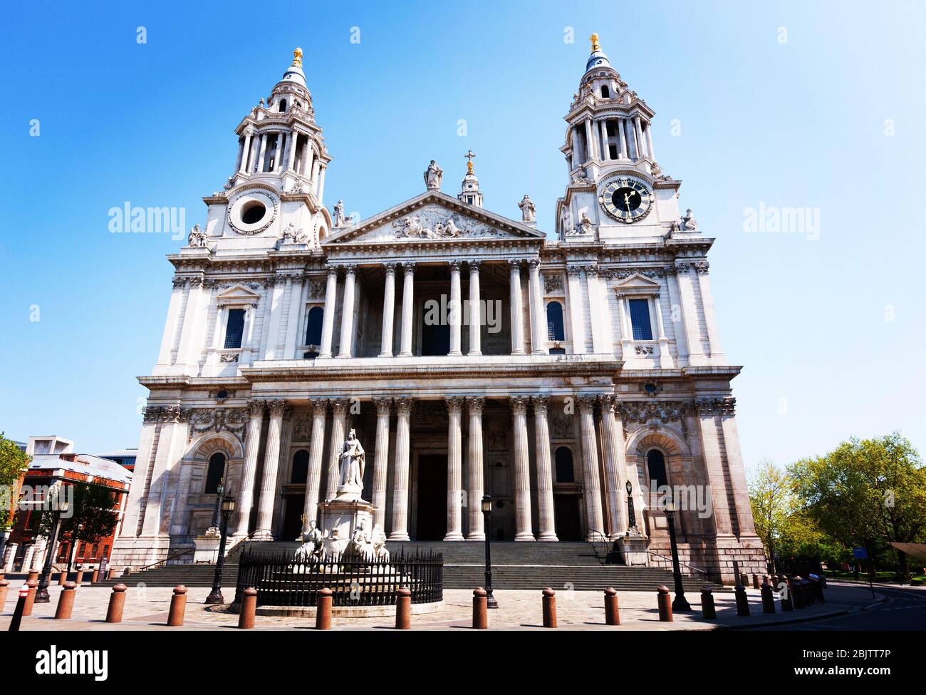 Esterno facciata frontale mostra esterno / esterno della Cattedrale di Saint Pauls, Londra EC4, Regno Unito. La faccia occidentale è mostrata durante il pomeriggio, senza persone. (118) Foto Stock