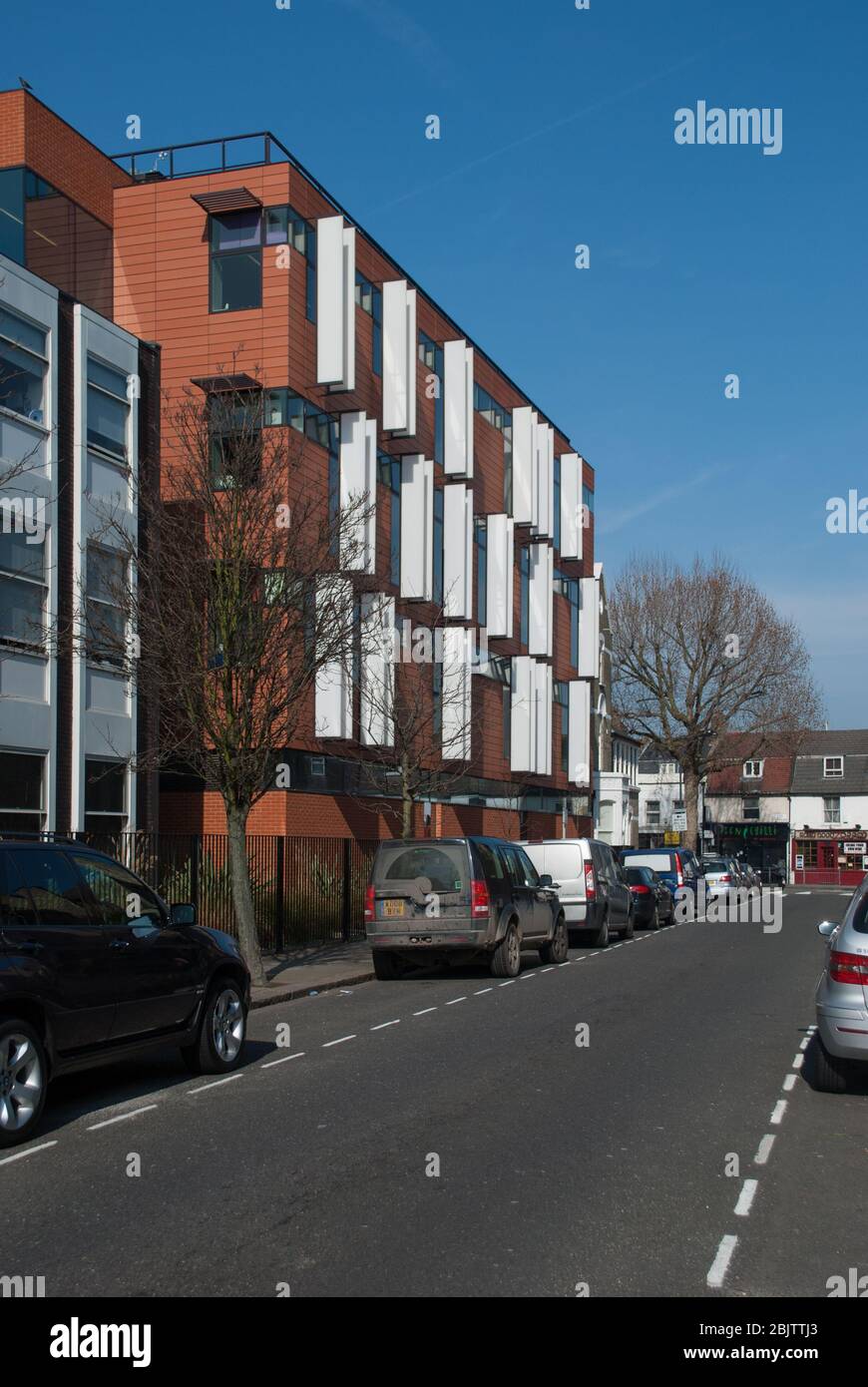 Pannelli in terracotta Solar Shades Windows Fins Latymer Upper School, King Street, Hammersmith, London W6 Van Heyningen & Haward Architects Foto Stock