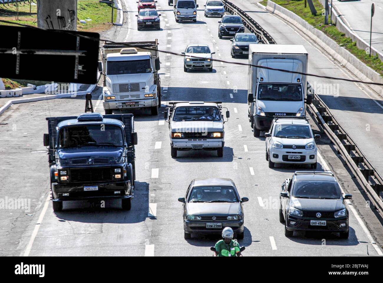 30 aprile 2020, Sao Paulo, Sao Paulo, Brasile: (INT) Sao Paulo City potrebbe bloccare l'accesso alle strade della città in mezzo covid-19. 30 aprile 2020, Sao Paulo, Brasile: La città di Sao Paulo potrebbe non solo estendere il periodo di chiusura del commercio non essenziale nella città, ma potrebbe anche bloccare la circolazione di automobili nei prossimi giorni, se la pressione per posti in ICU letti (Intensive Care Unit) Continua ai livelli attuali e la percentuale di adesione all'isolamento sociale rimane inferiore al 50% secondo Edson Aparecida, Segretario Comunale della Salute della capitale. Foto Stock