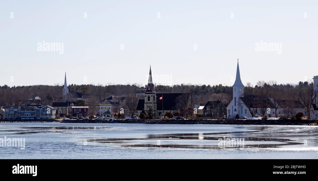 Vista delle tre chiese della Baia di Mahone in Nuova Scozia, Canada. Il è visto attraverso un ingresso parzialmente congelato in una giornata invernale. Foto Stock