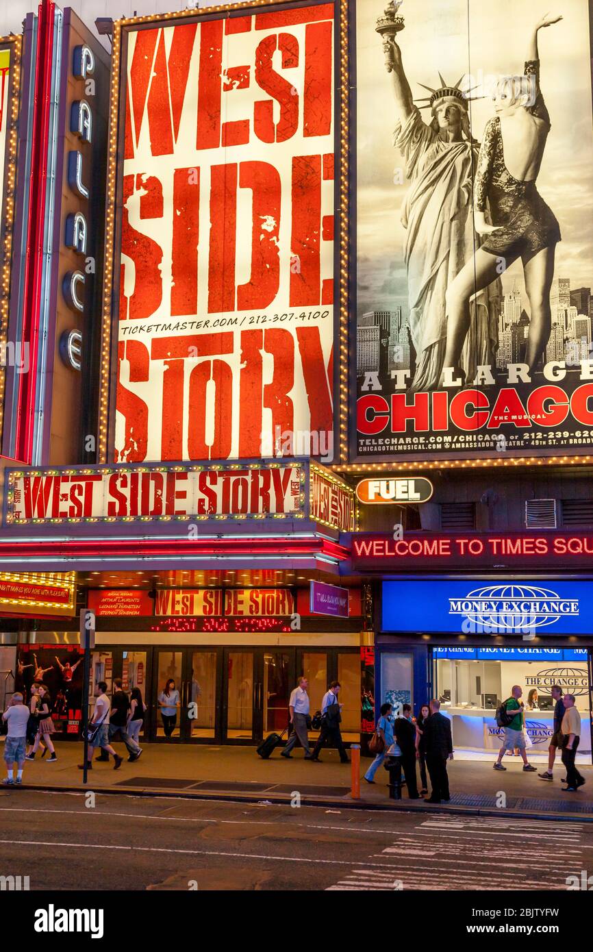 Spettacolo di Broadway cartelli lungo la 42nd Street a Times Square di New York City, Stati Uniti d'America Foto Stock