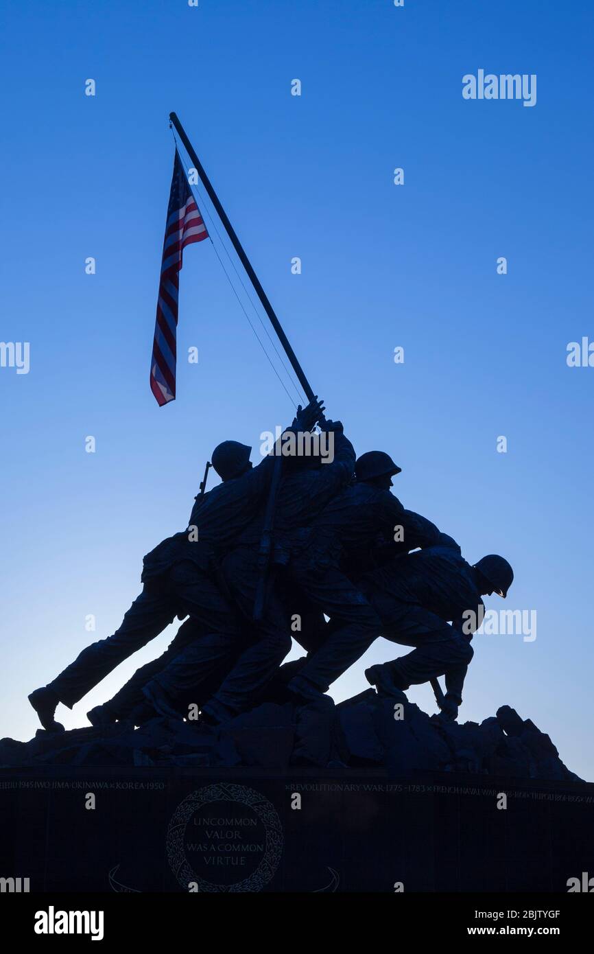 Silhouette del monumento commemorativo di Iwo Jima Marines ad Arlington, Virginia, USA Foto Stock