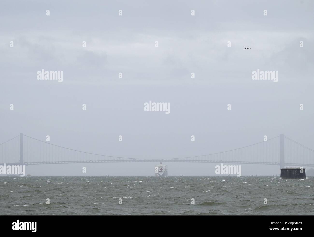 New York, Stati Uniti. 30 Aprile 2020. La nave USNS Comfort Navy parte dal Molo 90 e si trova sotto il ponte Verrazzano-Narrows a New York City giovedì 30 aprile 2020. L'ospedale galleggiante sotto forma di nave navale è arrivato a New York City alla fine di marzo per alleviare la pressione sugli ospedali già sopraffatti da pazienti pandemici di Coronavirus. Foto di John Angelillo/UPI Credit: UPI/Alamy Live News Foto Stock