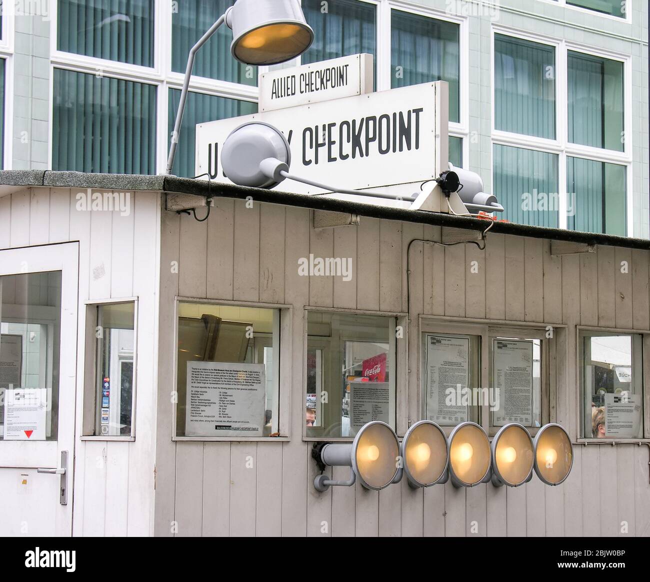 Storico Checkpoint Charlie a Berlino, Germania da est e ovest durante la Guerra fredda dal 1947 al 1991. Foto Stock