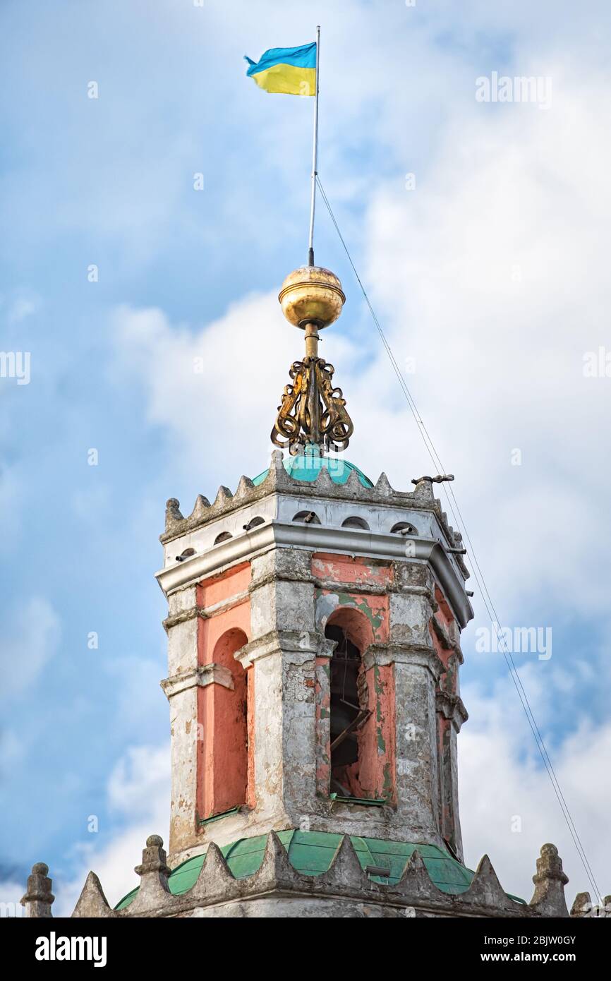 Bandiera di Stato dell'Ucraina su una torre alta a Sambir. Standard di stato. Simbolo. Patriottismo. Nazionale. Cielo. Foto Stock