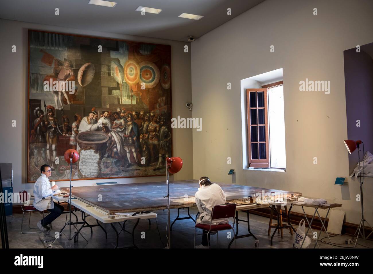 Conservatori all'interno del Museo del Castello di Chapultepec dipinti di pulizia, Città del Messico, Messico Foto Stock