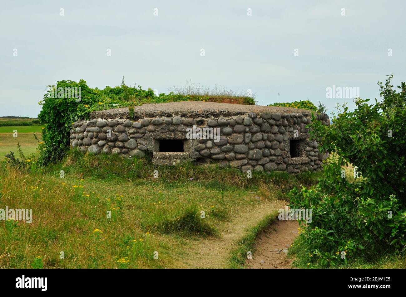 La scatola delle due pillole della Guerra Mondiale, costruita in cemento di fronte ai ciottoli sulla spiaggia a Dunster in Somerset.Part delle difese costiere in WW2.Somerset.UK Foto Stock
